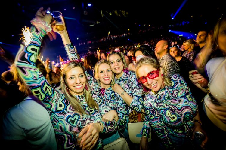Spring op de 90s Feestbussen